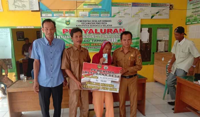 Pemdes Air Kemang serahkan BLT-DD kepada warga