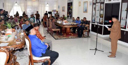 Bupati Agam Andri Warman beri paparan e-voting pemekaran desa di hadapan rombongan Kabupaten Siak.