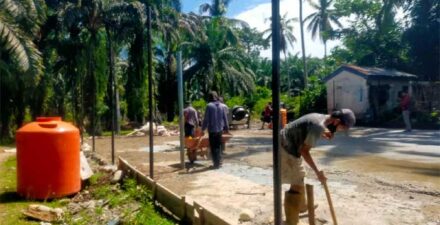 Pengerjaaan lapangan futsal