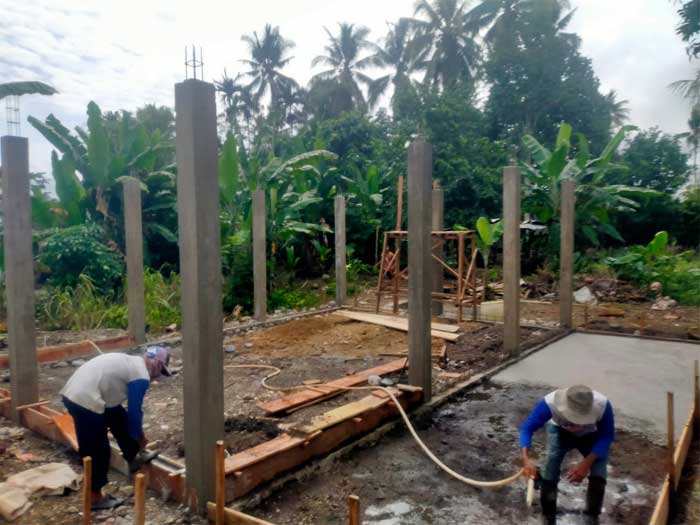 Tukang saat mengerjakan lumbung pangan di Desa Kota Bumi Baru, Bengkulu Selatan