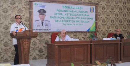 Adipati Surya membuka acara Sosialisasi Tentang Perlindungan Jaminan Sosial Ketenagakerjaan Bagi Koperasi dan UKM di Kabupaten Way Kanan, Rabu (26/07/2023)