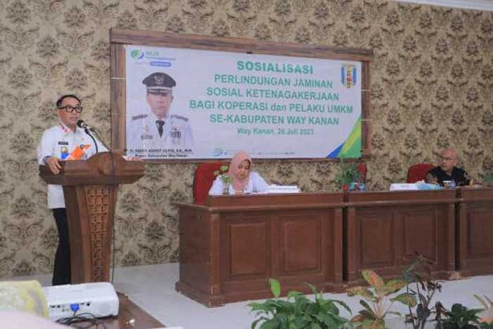 Adipati Surya membuka acara Sosialisasi Tentang Perlindungan Jaminan Sosial Ketenagakerjaan Bagi Koperasi dan UKM di Kabupaten Way Kanan, Rabu (26/07/2023)