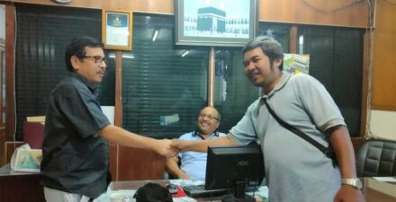 Wartawan Singgalang Bambang Sulistiyo pamit sama Pemred Khairul Jasmi yang disaksikan Wapemred Sawir Pribadi.