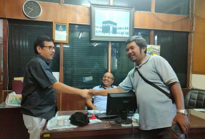 Wartawan Singgalang Bambang Sulistiyo pamit sama Pemred Khairul Jasmi yang disaksikan Wapemred Sawir Pribadi.