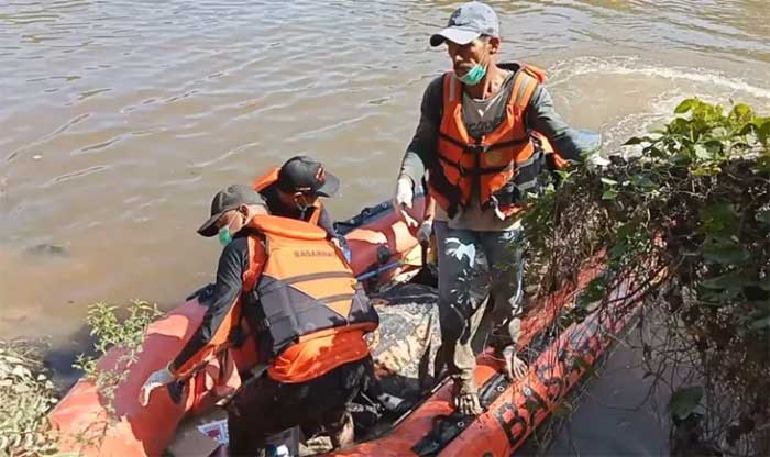 Petugas mengevakuasi mayat Redi Kardinata ditemukan tewas mengapung setelah diterkam buaya.