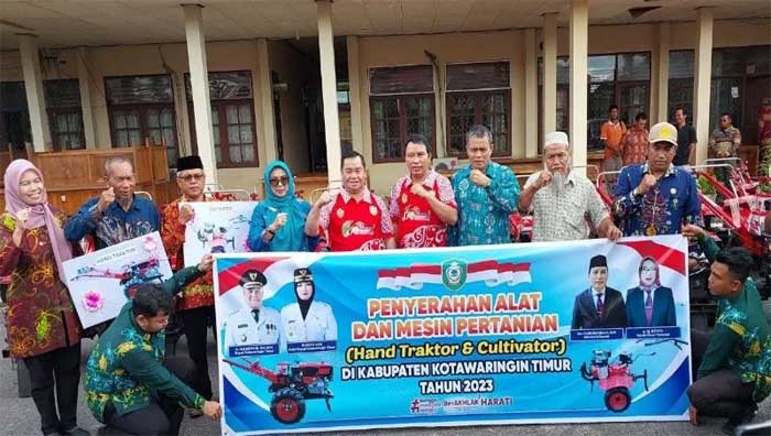 Bupati Kotim Halikinnor foto bersama setelah menyerahkan alsintan kepada petani
