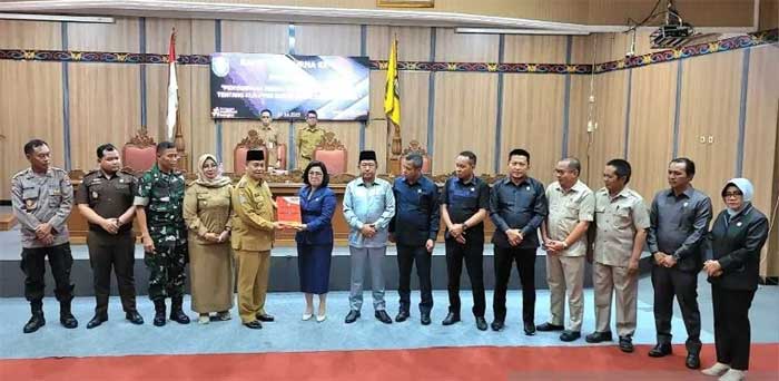 Bupati Kotim Halikinnor foto bersama dengan anggota DPRD.