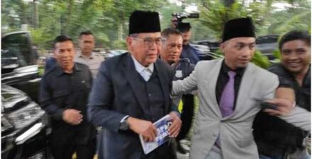 Panji Gumilang seusai menjalani pemeriksaan di Badan Reserse dan Kriminal (Bareskrim) Markas Besar Kepolisian Negara Republik Indonesia (Polri) terkait dugaan penistaan agama, Senin (3/7/2023).