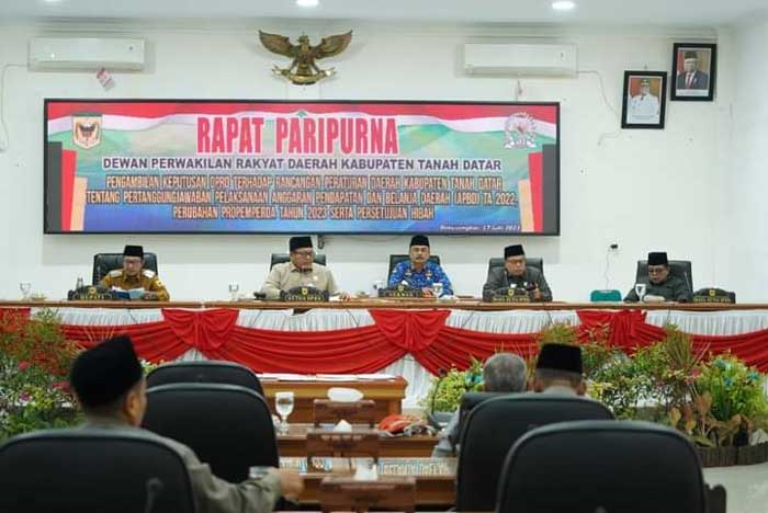 Rapat paripurna DPRD Tanah Datar menyetujui LPj pelaksanaan APBD 2022 menjadi perda