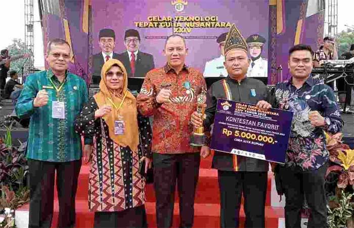 Wakil Bupati (Wabup) Pasaman, Provinsi Sumatera Barat (Sumbar), Sabar AS, terlibat dalam serangkaian kegiatan dengan Menteri Desa Pembangunan Daerah Tertinggal dan Transmigrasi (Mendes-PPDT) Abdul Halim Iskandar di Bandar Lampung, Provinsi Lampung.
