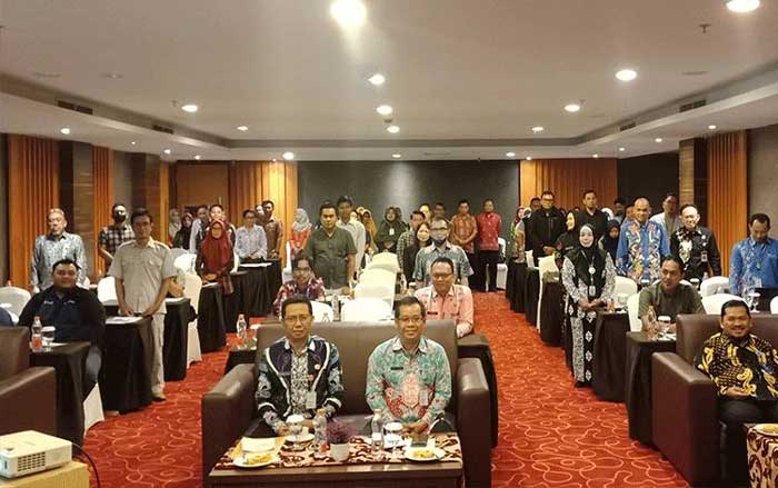 Suasana sosialisasi implementasi pengawasan perizinan bagi pelaku usaha.