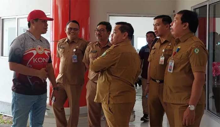 Bupati Halikinnor saat memberi keterangan kepada wartawan