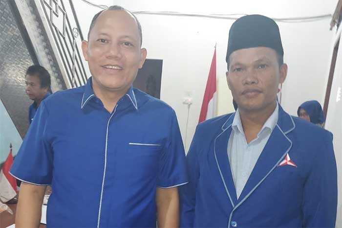 Ketua DPC Demokrat Pasaman Sabar AS dan Sekretaris DPC Haris Suddin.