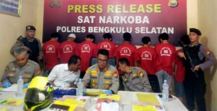 Polres Bengkulu Selatan memperagakan tersangka serta barang bukti narkoba.