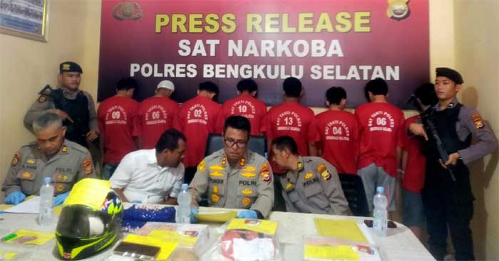Polres Bengkulu Selatan memperagakan tersangka serta barang bukti narkoba.