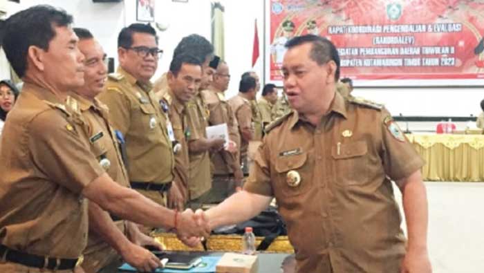 H. Halikinnor menyalami pejabat dan stafnya.