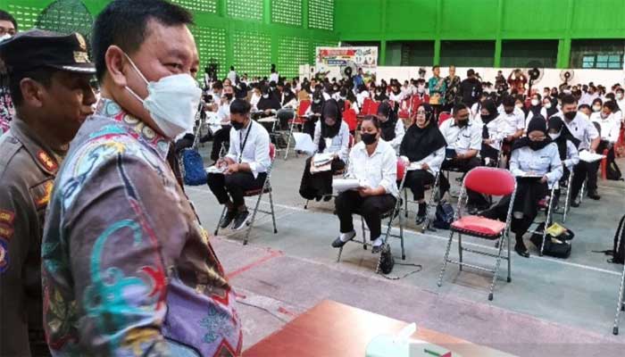 Bupati Kotim Halikinnor ketika meninjau penerimaan tenaga kontrak beberapa waktu lalu.