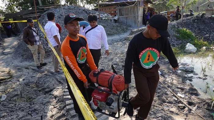 Tim SAR Banyumas berupaya menyelamatkan tim penambang emas di Banyumas.