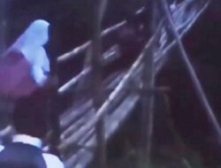Anak-anak SD Cianjur Bertaruh Nyawa di Jembatan Bambu