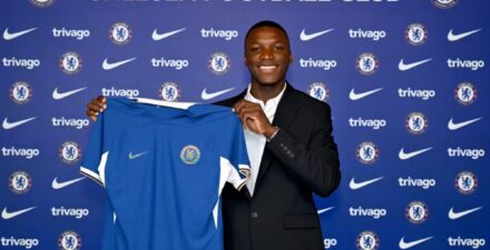 Moises Caicedo resmi bergabung dengan Chelsea .