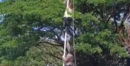Bendera Berkibar di Atas Ketinggian, Aksi Heroik Polisi Selamatkan Upacara HUT Kemerdekaan RI
