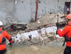 Rumah Ambruk di Pontianak, Empat Orang Tertimbun di Bawah Reruntuhan