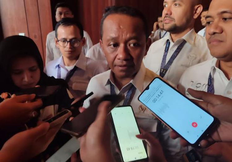 Menteri investasi/ Kepala BKPM Bahlil Lahadalia puji Presiden Jokowi berani lawan WTO.
