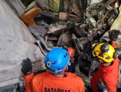Tim SAR Evakuasi Korban Terjepit Truk Terbalik Akibat Rem Blong di Padang, Sumbar