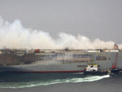 10 Mobil Mercedes-Benz yang Dikirim ke Indonesia Terbakar di Kapal Kargo