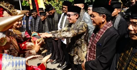 Bupati Tanah Datar Memberikan Ucapan Selamat kepada Pengurus Kerapatan Adat Nagari (KAN) Nagari Cubadak
