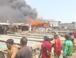 Kebakaran Hebat Menghanguskan Kawasan Pengasinan Ikan di Muara Angke, Jakarta Utara