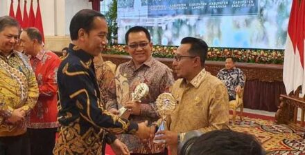 Presiden Joko Widodo menyerahkan penghargaan ke Bupati Tanah Datar, Eka Putra, SE, MM.