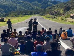 Ciptakan Rasa Aman, Satgas Yonif 310/KK Komunikasi Sosial Bersama Warga Pegunungan Bintang Papua