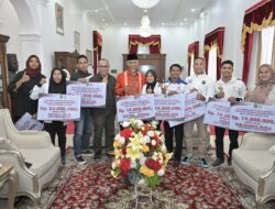 Gubernur Serahkan Bantuan Dana Latihan Sebesar 1,1 M untuk 2 Pelatih dan 6 Atlet Andalan Sumbar