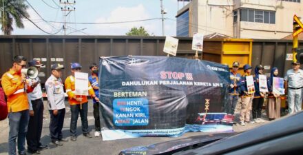 Kolaborasi dengan Stakeholder, PT KAI Divre IV Tanjungkarang Kembali Kampanye Keselamatan di Perlintasan Sebidang