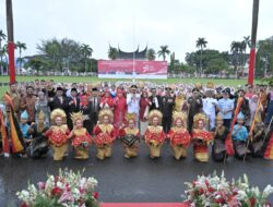 Paduan Suara SMA 1 dan SMA 3 Padang Memukau Peserta Upacara Penurunan Bendera HUT RI Ke-78 Prov. Sumbar