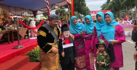 Wow… Puluhan Ribu Orang Meriahkan Pawai Alegoris di Agam