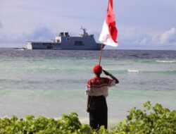 Koarmada III Dengan Pemprov Papua Barat Daya Kibarkan dan Bentangkan Bendera di Pulau Terdepan dan Terluar