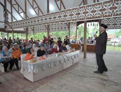Gubernur Serahkan PMT dan Salurkan Alat Kesehatan untuk Masyarakat Mentawai