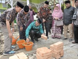 Letakkan Batu Pertama Pembangunan Mushalla Mukminin, Gubernur Berharap,itu Menjadi Pusat Aktivitas Keagamaan Masyarakat.