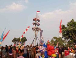 Panjat Pinang di Bendungan Salah Satu Lomba Peringatan HUT Ke 78 RI
