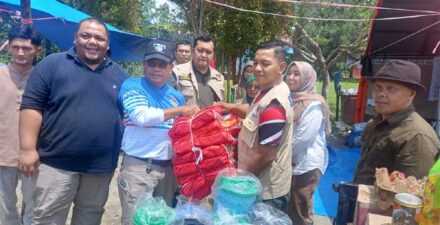 Serahkan bantuan korban banjir dan longsor di Agam.