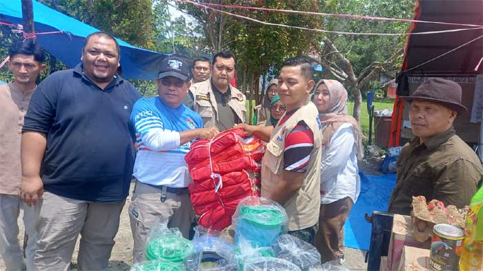 Serahkan bantuan korban banjir dan longsor di Agam.