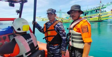 KM Bahari Mandiri 03 Terombang Ambing di Lautan Lepas 13 ABK Berhasil Diselamatkan