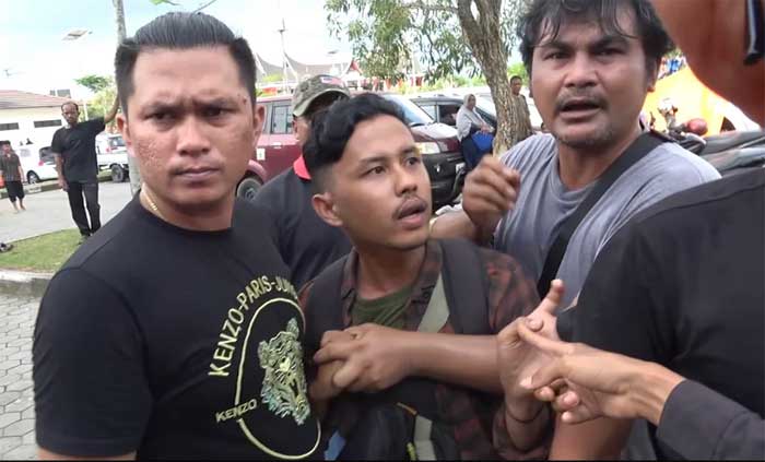 Polisi bubarkan pedemo di Masjid Raya Sumbar.