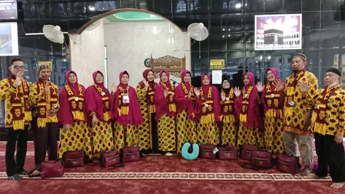 Foto bersama calon jemaah umrah PT SIT usai acara pelepasan di Masjid At-Thaharah Lubuk Sikaping.