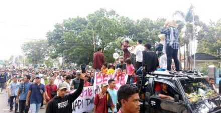 Ribuan warga Air Bangis, Pasaman demo ke kantor gubernur Sumbar, Selasa 1 Agustus 2023.