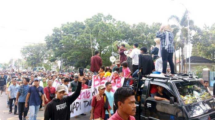 Ribuan warga Air Bangis, Pasaman demo ke kantor gubernur Sumbar, Selasa 1 Agustus 2023.