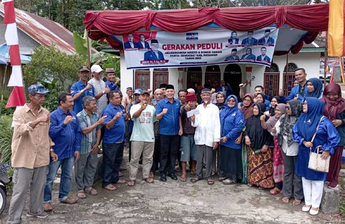 Ketua DPC Partai Demokrat Pasaman Sabar AS foto bersama dengan masyarakat usai dalam jegiatan membersihkan rumah ibadah dan donor darah di Nagari Sundata, Kecamatan Lubuk Sikaping, Senin (14/8/2023).