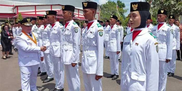 Bupati Kotim, Halikinnor mengucapkan selamat kepada Paskibraka setelah sukses melaksanakan tugas mengibarkan bendera di hari kemerdekaan RI ke-78, Kamis 17 Agustus 2023.